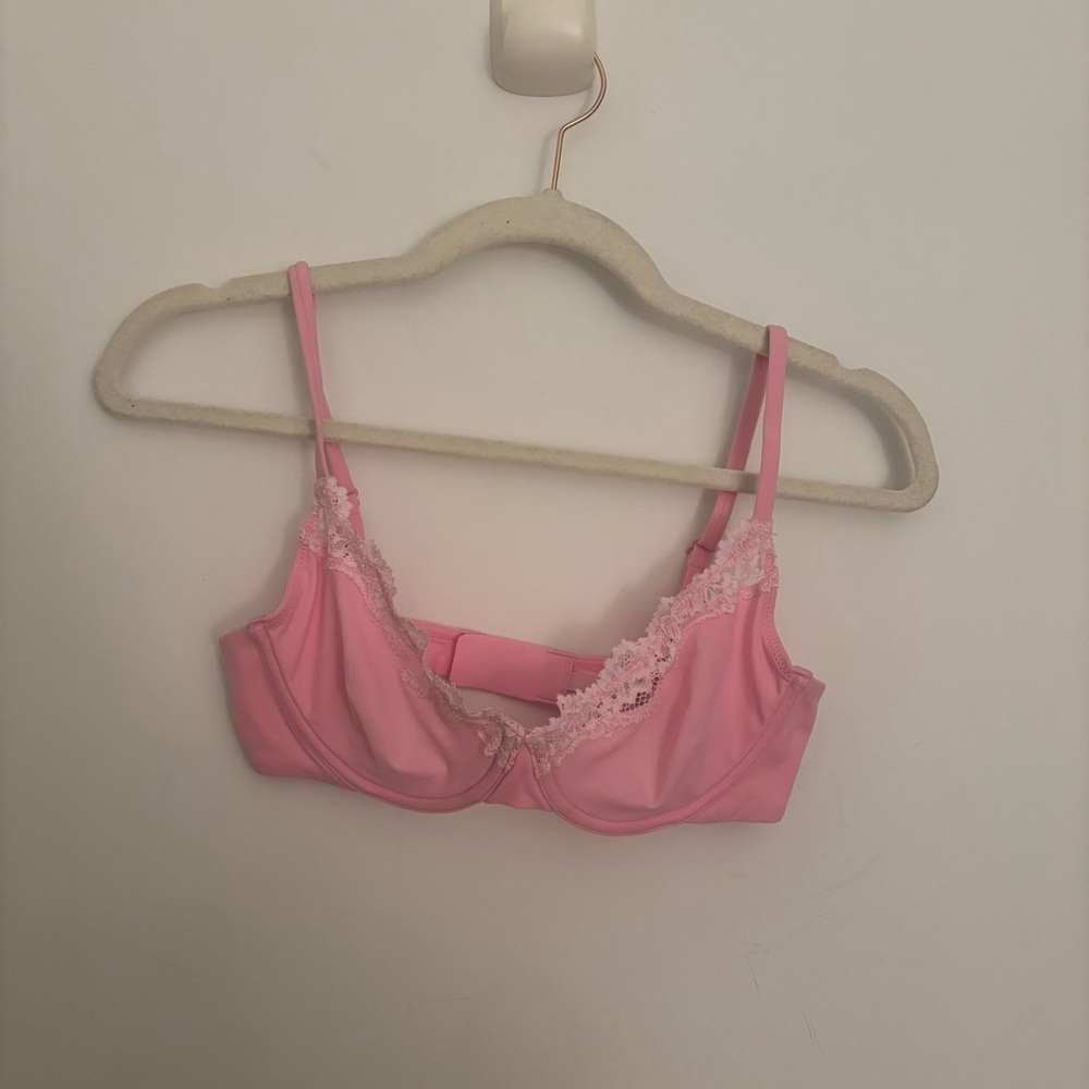 SKIMS Fits Everybody Pink Lace Bra - Picture 5 of 9